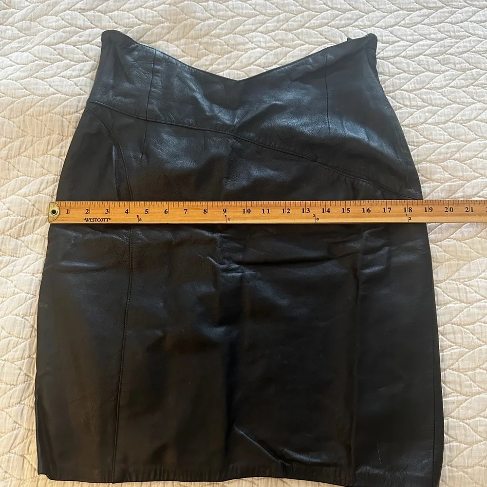 - Vintage 1980s Italian black leather skirt